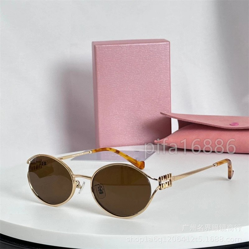 Stylish Round Sunglasses with Gold Frame and Brown Lenses