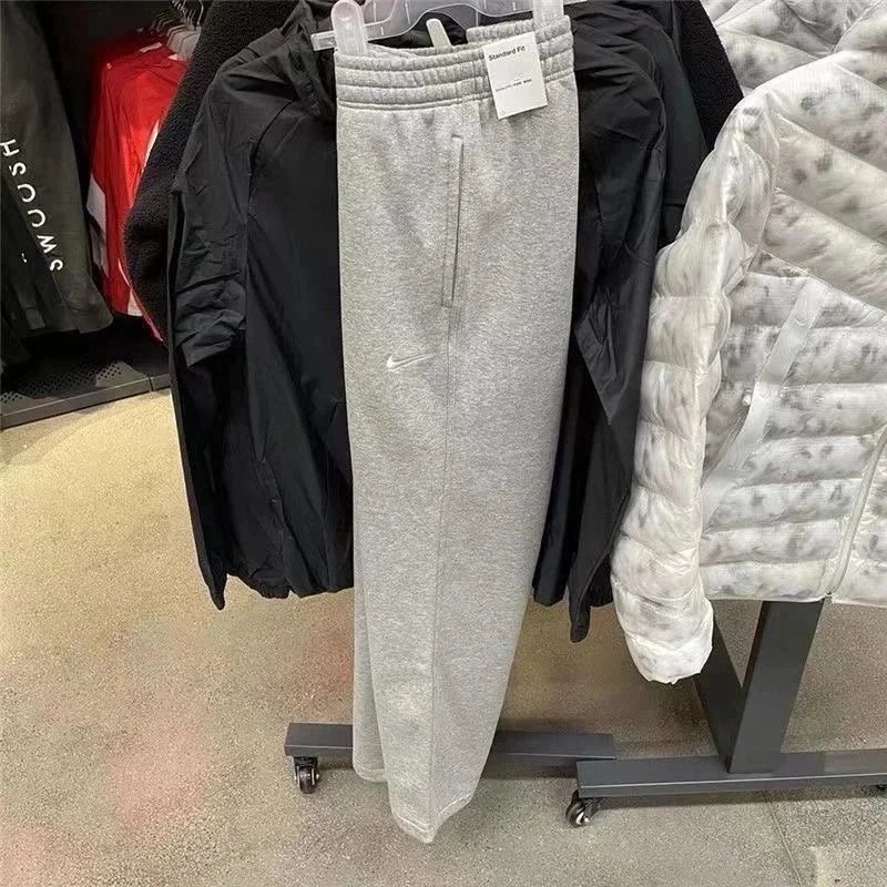 Nike Men's Standard Fit Fleece Sweatpants Gray