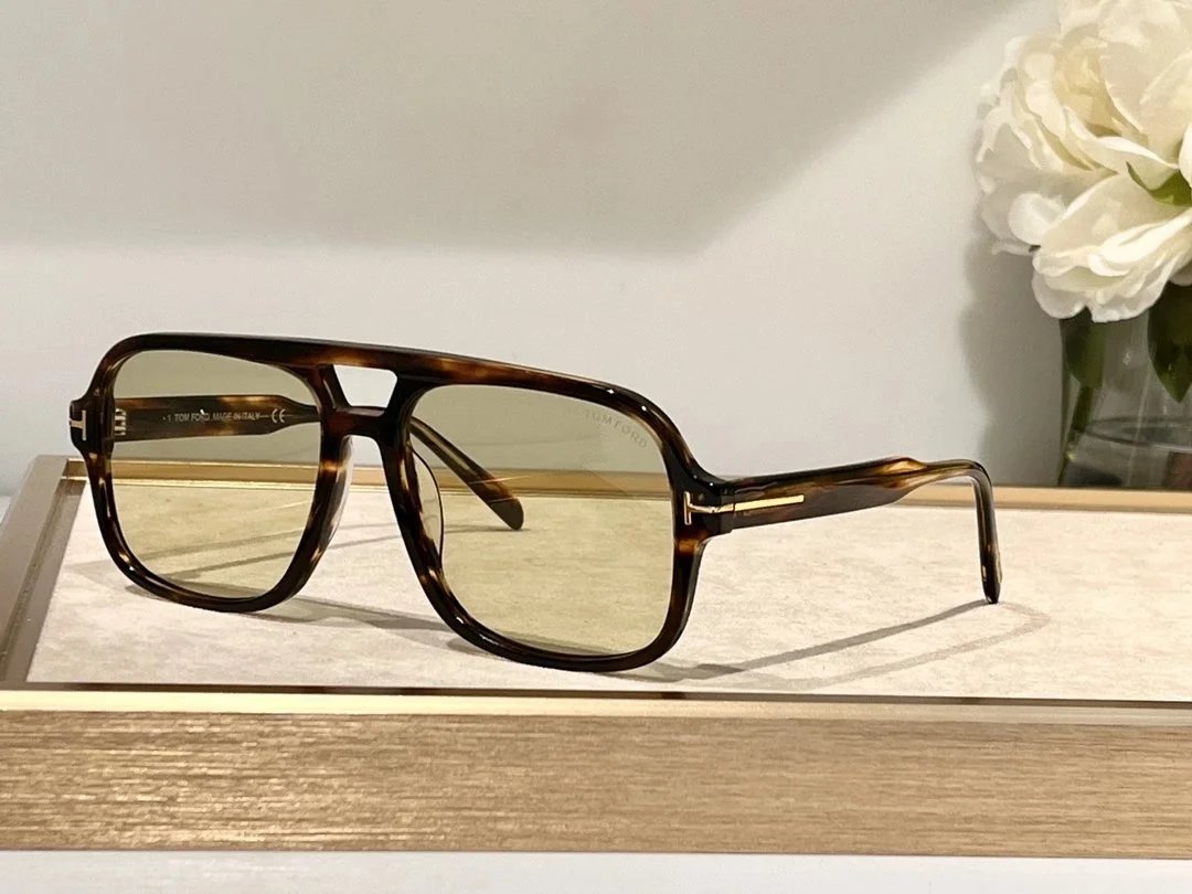 TOM FORD Aviator Sunglasses with Tortoiseshell Frame and Green Lenses